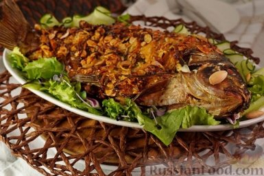 Запечённый карп под "шапкой" из лука, сухарей и миндаля: хрустящая корочка и сочная рыба