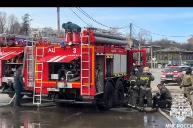 Заброшенное здание вспыхнуло в центре Иркутска