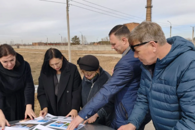 Проекты благоустройства обсудили депутаты думы Иркутска Павел Кудеев и Оксана Жучкова Пресс-служба думы Иркутска