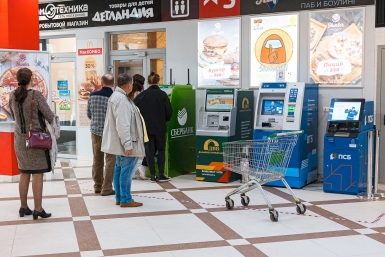 Налоговая начнет следить за переводами между россиянами: назван точный порог дохода