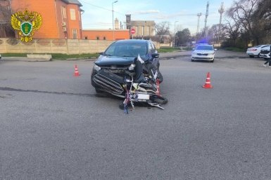 На Ставрополье подростки пострадали в ДТП, где питбайк столкнулся с легковушкой