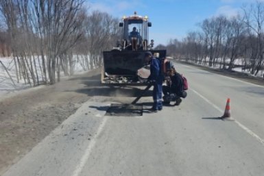 Разбитую трассу &quotДолинск - Быков&quot начали ремонтировать литым асфальтом пресс-служба министерства транспорта и дорожного хозяйства Сахалинской области