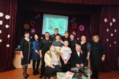 Супруги Колобовы с родными и близкими департамента ЗАГС Забайкалья