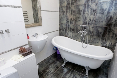 Разводы на зеркале исчезают за минуту: лайфхаки против пятен после душа — никаких следов