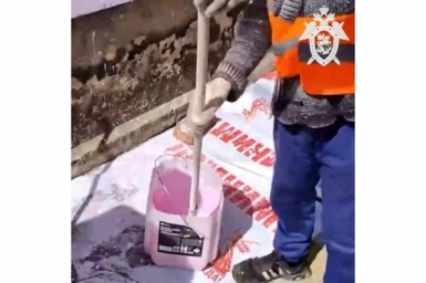 В Ставрополе маляры застелили дорогу плакатами ко Дню Победы — идёт проверка