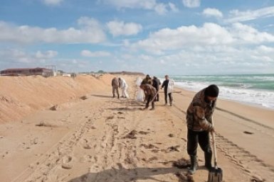 Почти 800 человек продолжают уборку в зоне мазутного ЧС на Кубани
