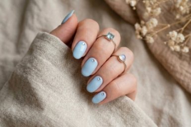 Главный тренд весны — "денежный" маникюр: эксперты назвали главный цвет на апрель 2026