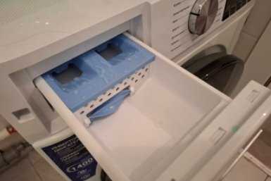 Хозяек предупредили: лимонная кислота только испортит машинку — чем безопасно чистить лоток для порошка