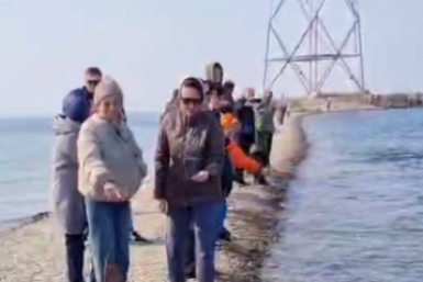 "Гребут ведрами": ажиотаж на популярном пляже в Приморье попал на видео