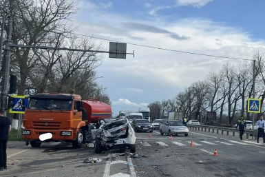В Армавире "КамАЗ" столкнулся с тремя легковыми автомобилями на трассе "Кавказ"