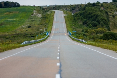 Дождь из купюр: в Китае дорога оказалась усеяна деньгами