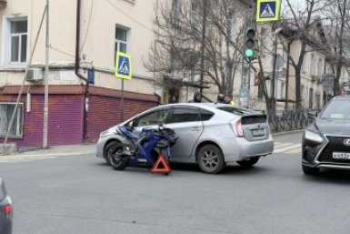 Мотоциклист открыл аварийный сезон в районе Казанского моста во Владивостоке