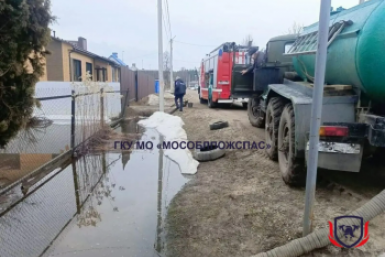 Жителей Подмосковья спасли из подтопленных участков