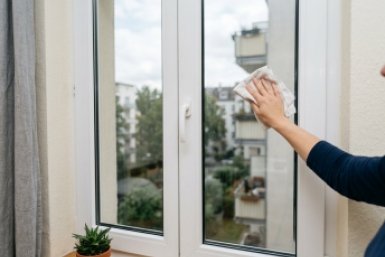 Зеркальный блеск без разводов: 2 копеечных пакетика в воду — и окна сияют ярче хрусталя