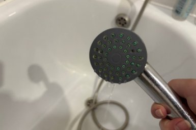 Шприц в шланг - ванна сияет как кристалл: смылись самые желтые подтеки