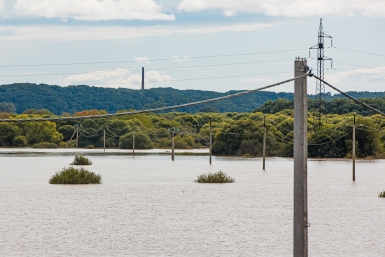На видео попало, как мощный поток воды смывает дома в Дагестане