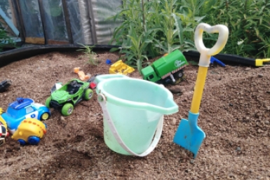 Юрист предупредил об ответственности за украшение клумб старыми игрушками