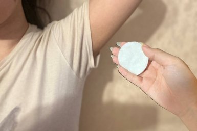 Пару капель на стопы — и ноги перестают потеть: тапки сухие даже в жару, а носки можно носить 2 дня подряд без "аромата"