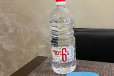 Новый чудо-раствор от опытных хозяек: в соду и уксус добавляют 3 капли — унитаз сияет даже в темноте