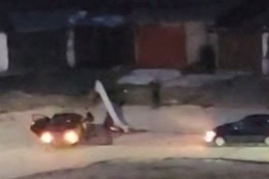 Рухнул на машину: автомобиль врезался в столб в Холмске