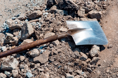 Пенсионерка на Камчатке избила полицейского лопатой во время остановки её брата