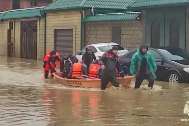 В Дагестане людей смыло в реку прямо с дороги