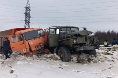 Два грузовика не поделили дорогу в Магадане