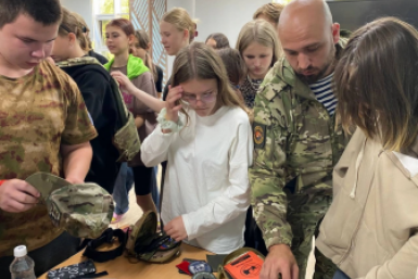 Участник СВО Евгений Брейкин ведёт патриотический урок в оздоровительном лагере им. Гагарина kamgov.ru