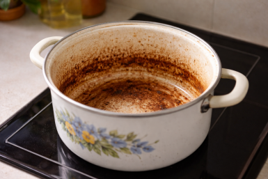 Беру 5 ложек и "замызганную" кастрюлю — и она сияет чистотой: даже столетний налет сходит