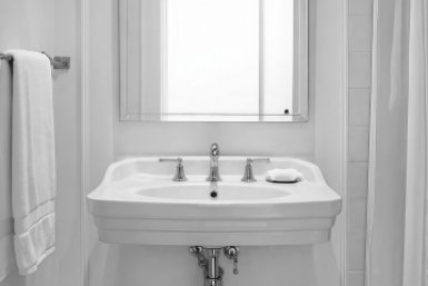 Забудьте о тусклой раковине: выжимаем 1 цитрус — и она блестит без химозы