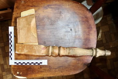 Парень избил табуретом соседа по общежитию и похитил 111 тысяч рублей в Ангарске