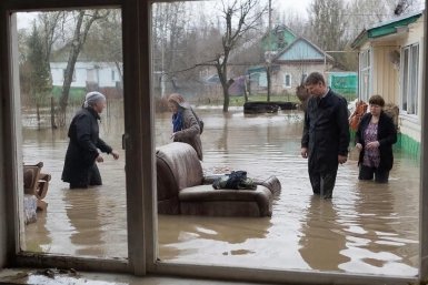 Вода по пояс и страх: почему Хомутово захлебывается весной – паводок глазами людей