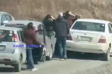 "Толпой накинулись": жесткая драка на трассе в Приморье попала на видео