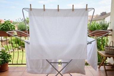 Советский лайфхак отбелил все старые простыни в доме — вывела пятна и желтизну за смешные копейки