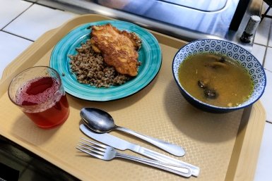 Телеведущие "Первого канала" научили россиян готовить суп для зрения