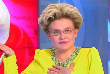 "Убираем гусиные лапки и брыли": 65-летняя Малышева рассказала, как избавляется от морщин