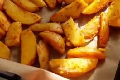 Та самая золотистая запеченная картошечка с хрустящей корочкой: с паприкой и прованскими травами