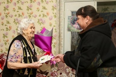 Сотрудники администрации и соцзащиты поздравили двух долгожительниц города пресс-служба администрации НГО