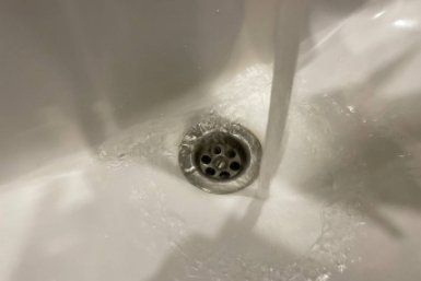 1 стакан в слив — и засор исчезает на раз-два: неприятный запах, жир и остатки еды как ветром сдует — лайфхак