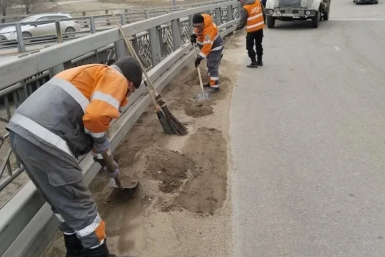 В Улан-Удэ убирают рекордное количество песка, высыпанного за зиму