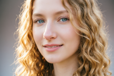 Лежу 3 минуты — и взгляд перестал быть "уставшим": мой секрет, когда хочется выглядеть свежо