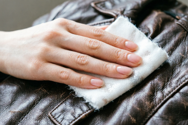 2 капли на ватный диск — и древняя кожанка "возродится из пепла": ни потертостей, ни складок, ни трещин