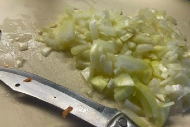 Взяла жвачку - и нарезка лука прошла без слёз: простая хитрость от кулинарного блогера