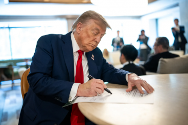 Трамп заявил, что прекращает удары по Ирану