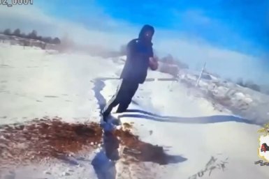 Сугробы не спасли: в Зиме двое мужчин с наркотиками устроили забег от полиции