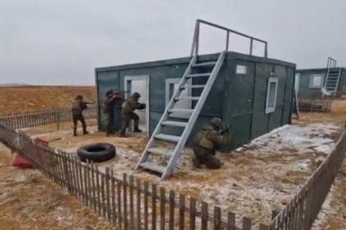 Штурм здания. Скриншот видео пресс-служба Восточного военного округа