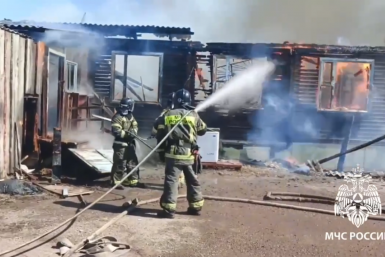 Крупный пожар тушат в посёлке Новонукутский Иркутской области