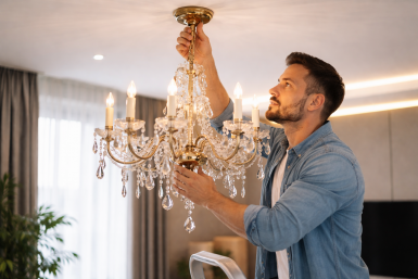 Люстры уже прошлый век: в квартирах к потолку вешают уже другое - 4 новых "светильника"