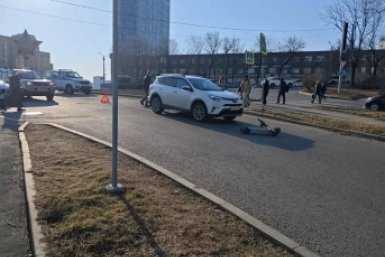 До сезона не доехал: во Владивостоке сбили самокатчика на пешеходном переходе