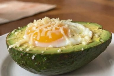 Готовлю яйца в авокадо за 10 минут: хрустящая корочка, мягкая серединка — разлетаются первыми